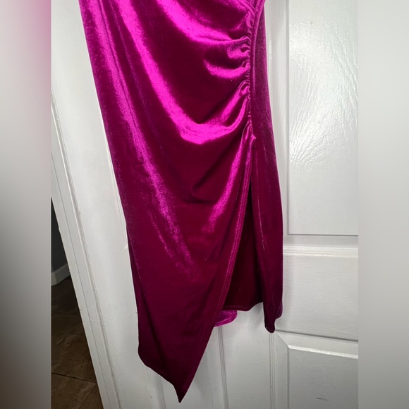 Forever 21 Asymmetrical bodycon dress. Magenta velvet fabric. - Picture 3 of 6